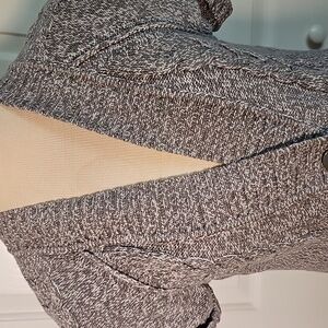 Gray Cable‎ Knit Women's Short Sleeve Sweater. Three Large Buttons. Size Meduim.